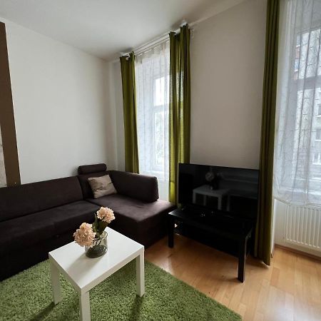Cozy 2-Room Apartment Wina Bagian luar foto
