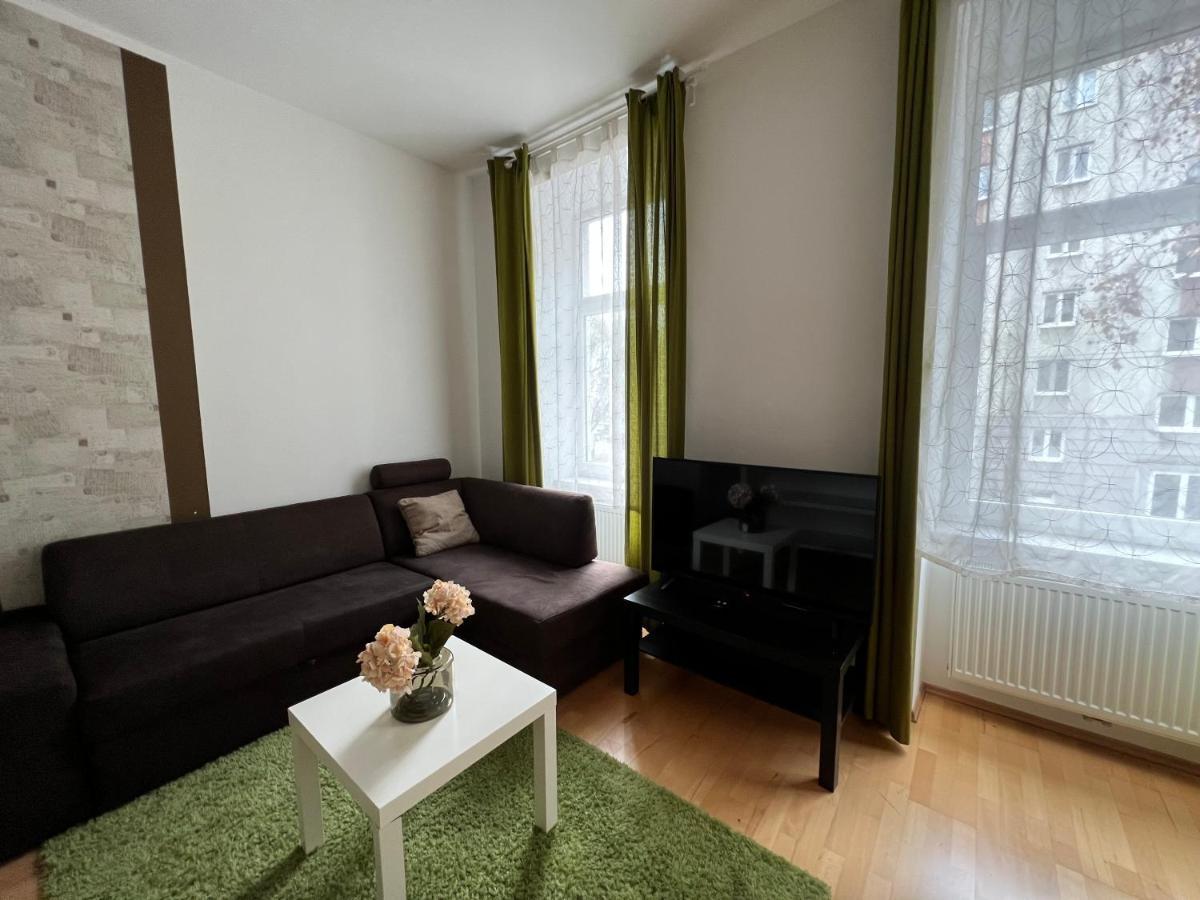 Cozy 2-Room Apartment Wina Bagian luar foto