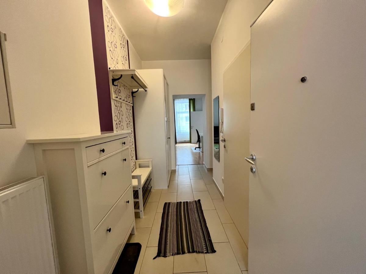 Cozy 2-Room Apartment Wina Bagian luar foto