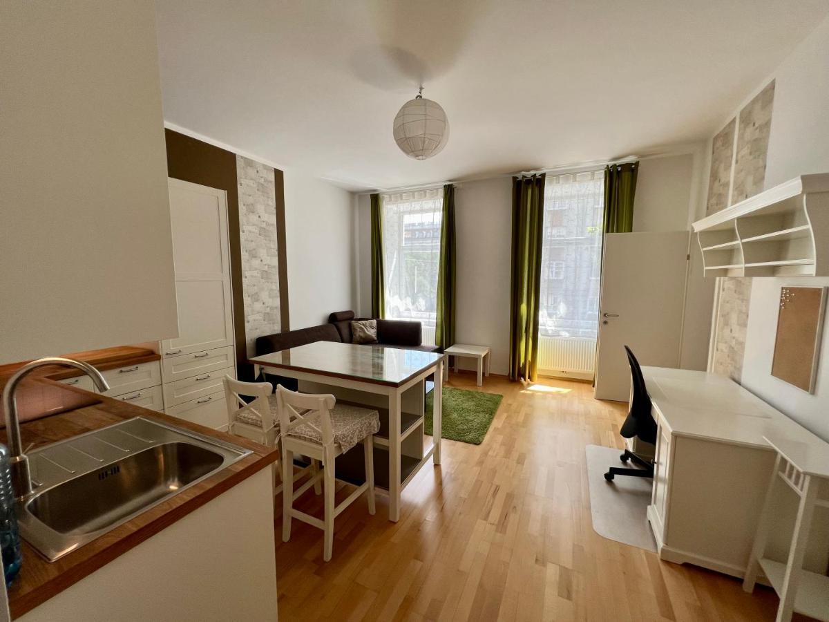 Cozy 2-Room Apartment Wina Bagian luar foto